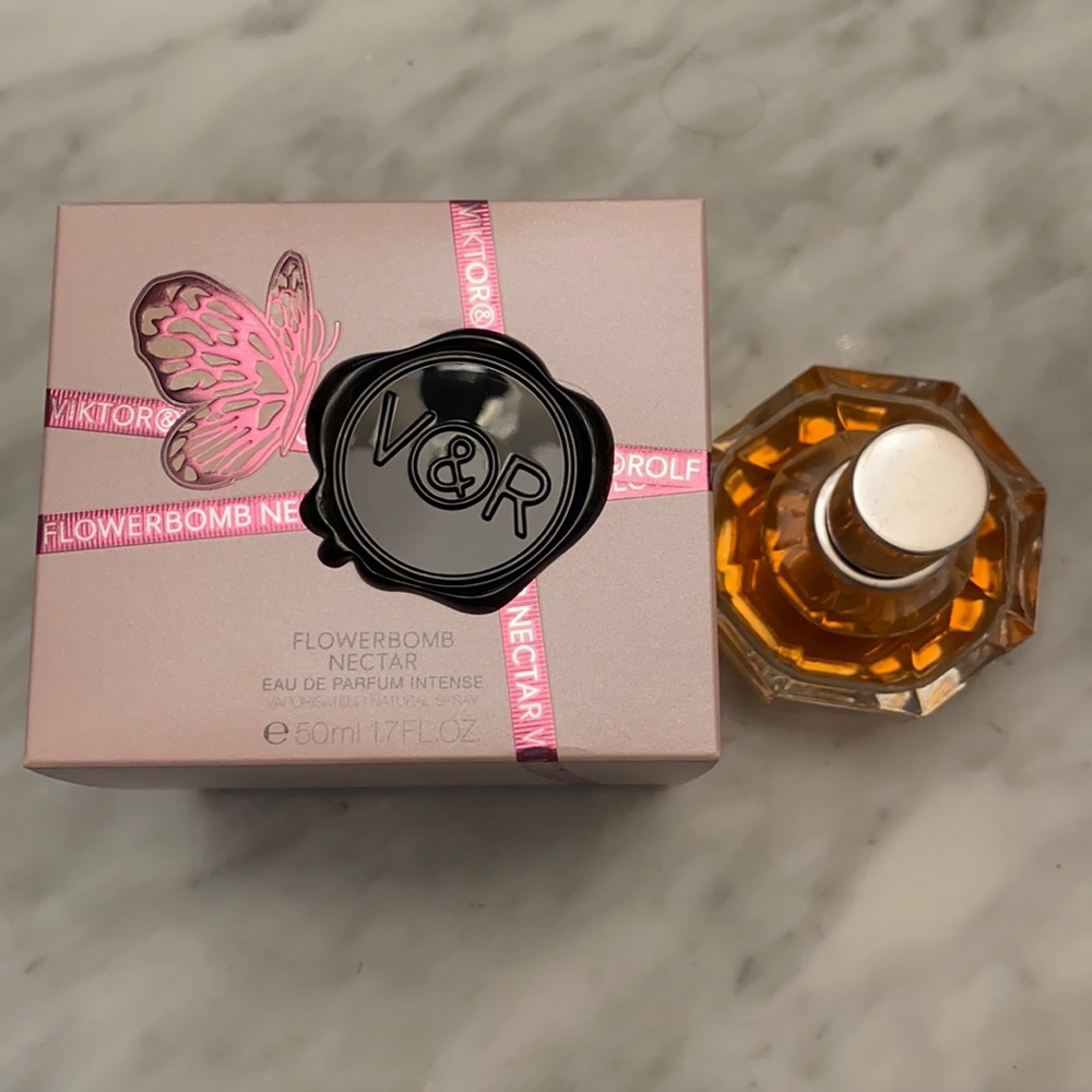 Viktor&Rolf perfume. Flower Bomb Nectar